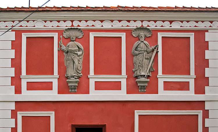 Kożuchów ciekawostki kamienica figury Piotra i Pawła