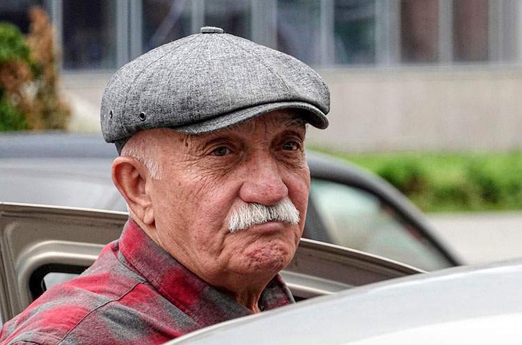 senior za kierownicą