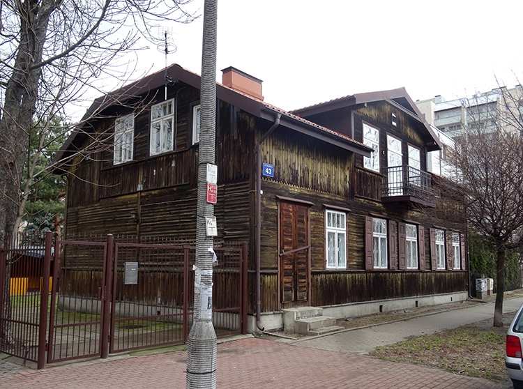 Warszawa drewniany dom ul. Siedzibna 43 na Bródnie
