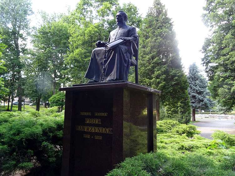 pomnik ksiądz Piotr Wawrzyniak Park Miejski w Mogilnie