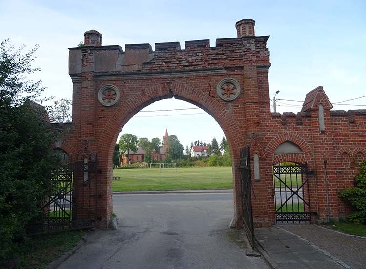 brama do pałacu Bałoszyce ciekawostki