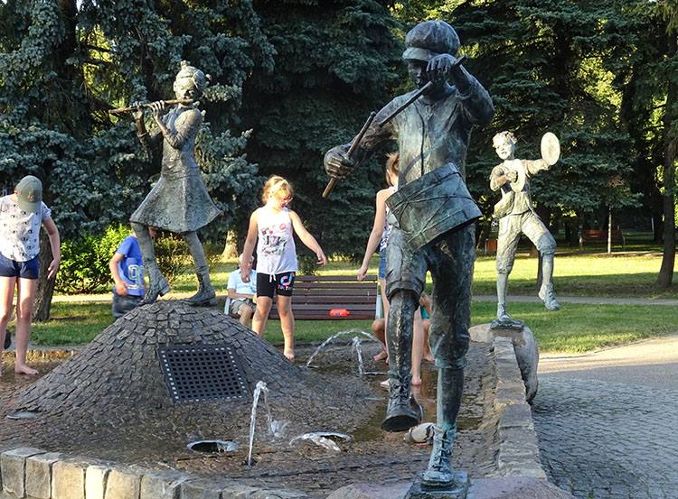 fontanna Mali Muzykanci Park Mickiewicza Pruszków ciekawostki atrakcje zabytki