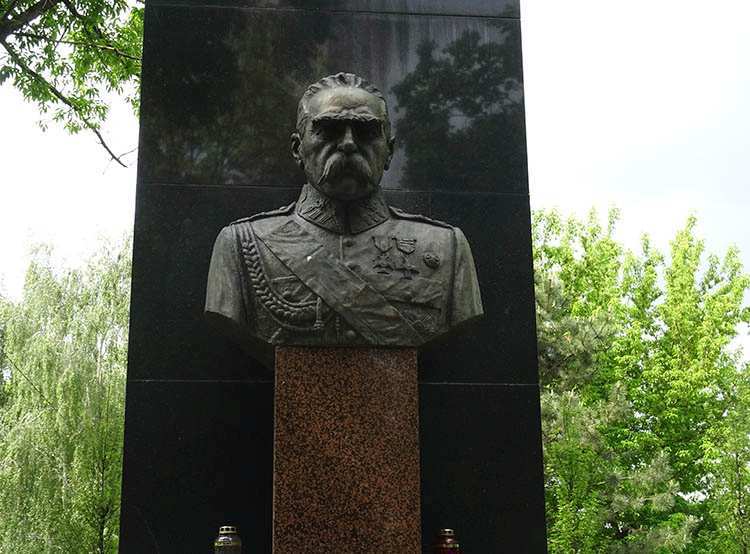Józef Piłsudski pomnik w Wołominie woj. mazowieckie