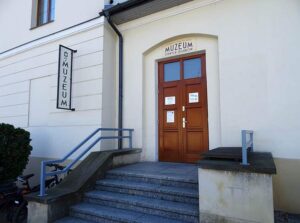 muzeum starych zegarów w Szczebrzeszynie ratusz wejście