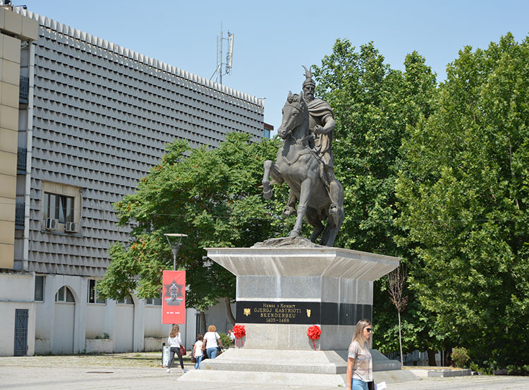 plac konny pomnik Skanderbega Prisztina ciekawostki atrakcje co zobaczyć