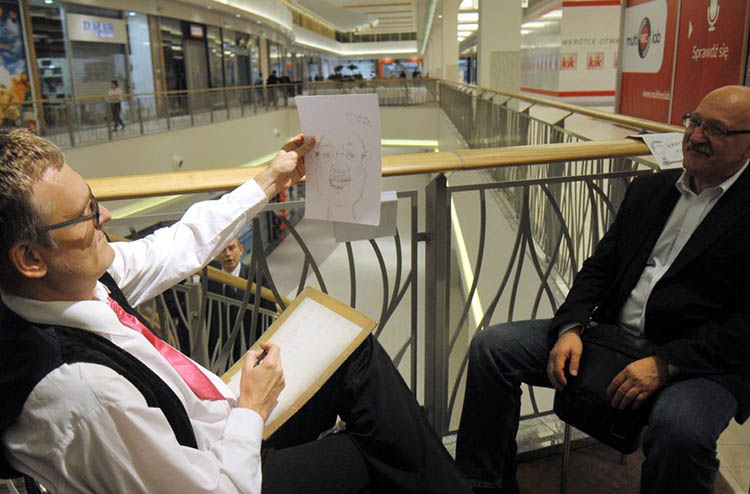 Galeria Bronowiska w Krakowie otwarcie karykaturzysta przy pracy