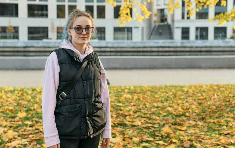 Bezrękawnik damski jako alternatywa dla kurtki. Kiedy sprawdzi się najlepiej? Kobieta w bezrękawniku damskim bezrękawnik damski