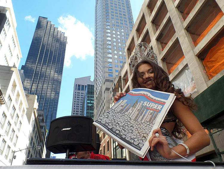 Manhattan Nowy Jork parada Pułaskiego miss Super Express USA na okładce karykatura Sadurskiego