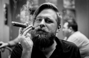 mężczyzna palący cygaro broda pielęgnacja brody