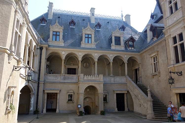 ciekawostki o Gołuchowie zamek krużganki muzeum