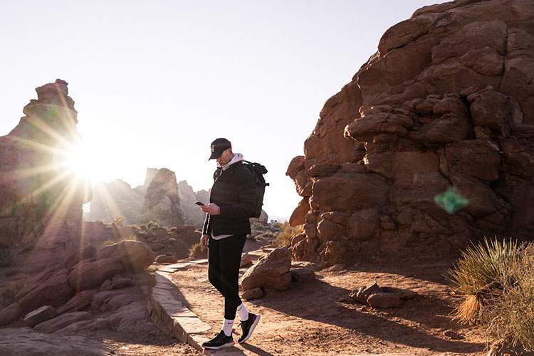 turysta w górach podróże jak podróżować