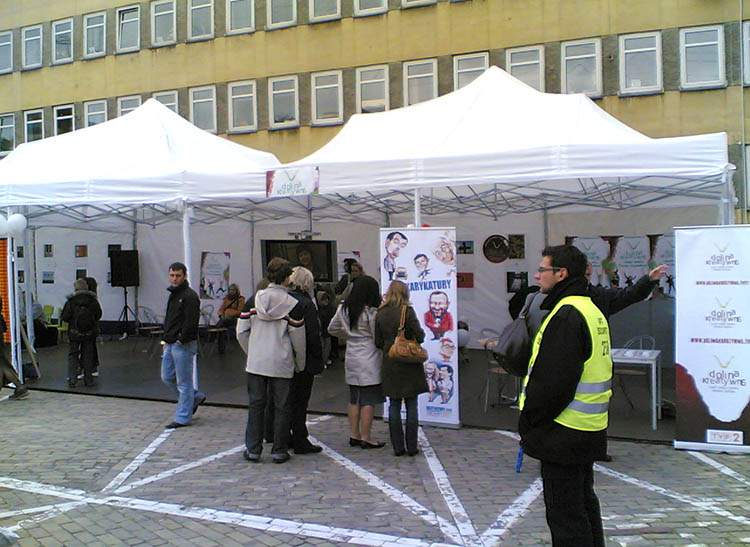 karykatury na pikniku TVP Woronicza 17 karykaturzysta