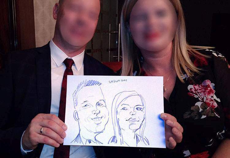 karykaturzysta Opole zachwycone osoby prezentują swoją karykaturę