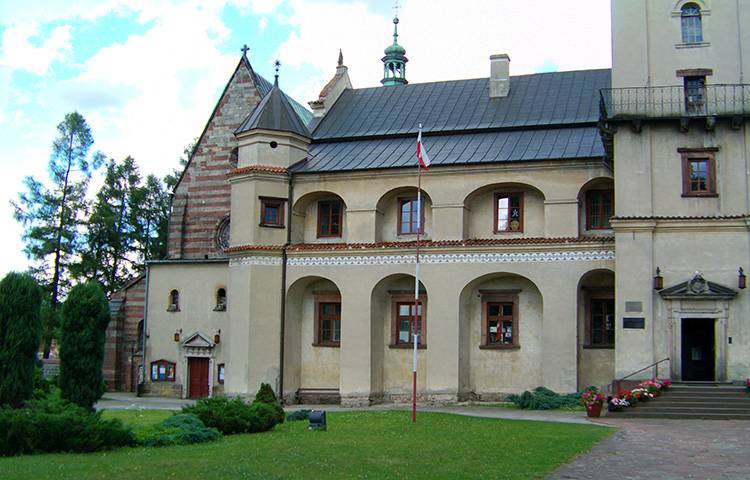 zabytkowy klasztor cystersow w wachocku