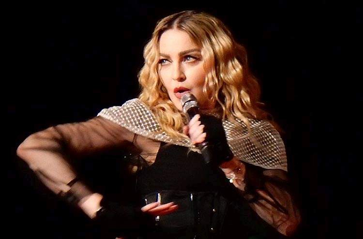 piosenkarka Madonna śpiewa