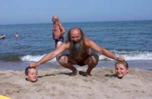 satyryczne happeningi Ustronie Morskie plaża