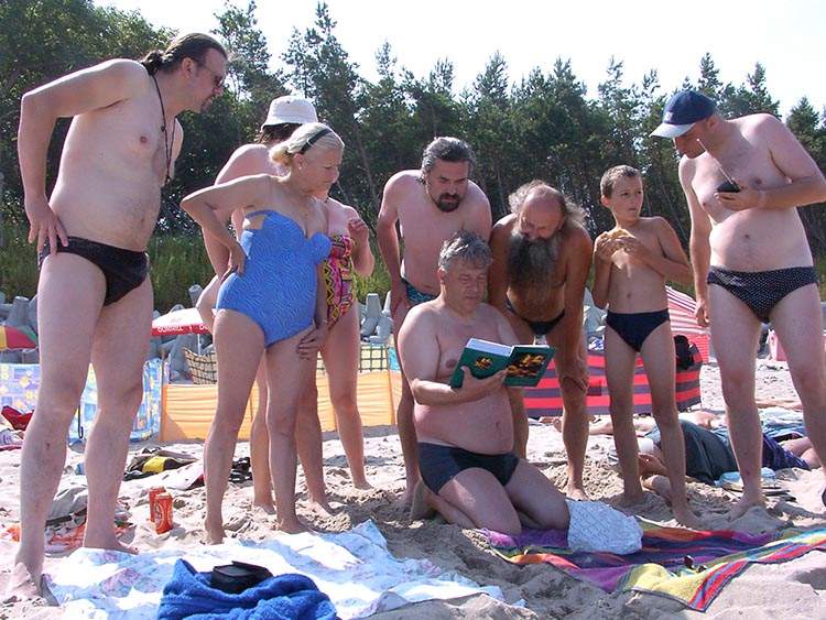 satyryczne happeningi Ustronie Morskie plaża satyrycy