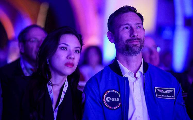 Polski kosmonauta wraca do domu. Czy jego opowieści warte są milionów? spotkania z polskim kosmonautą Bartosz Uznański żona
