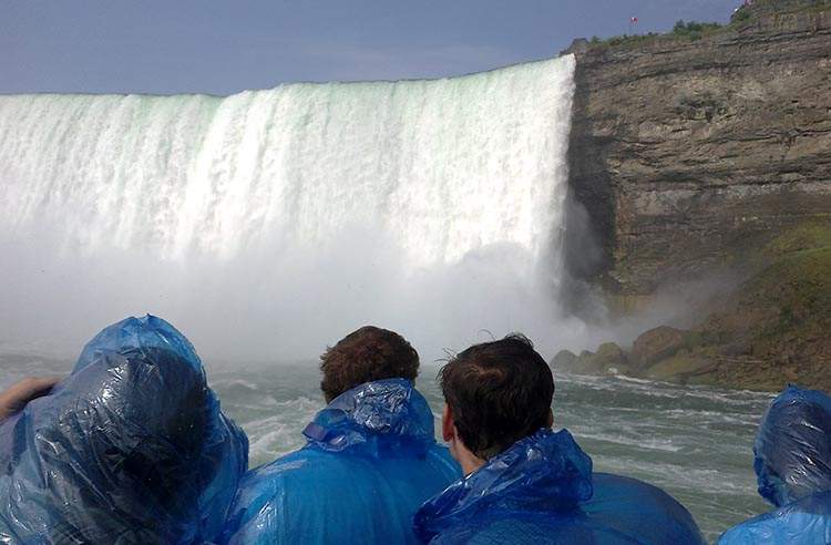 ściana wody wodospad Niagara turyści w płaszczach