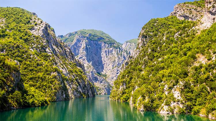 wylot do Albanii jezioro Komoran